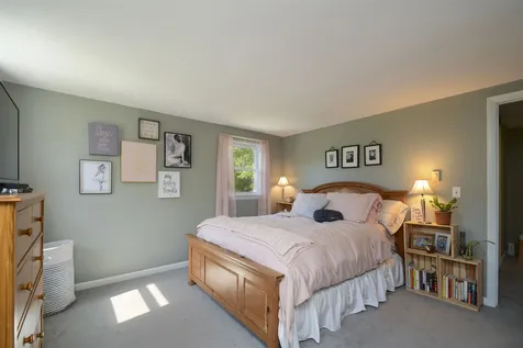 11 Kim Avenue Londonderry NH 03053