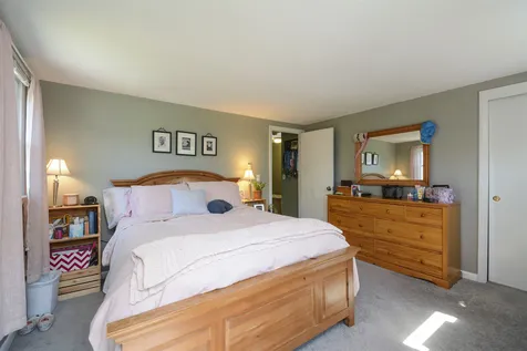 11 Kim Avenue Londonderry NH 03053