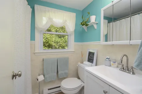 11 Kim Avenue Londonderry NH 03053