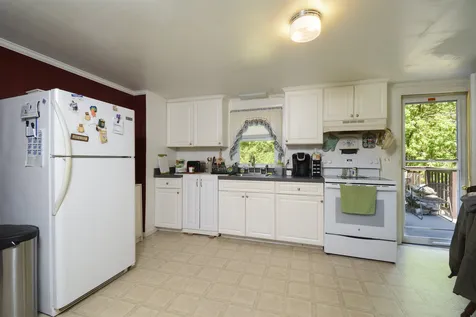 11 Kim Avenue Londonderry NH 03053
