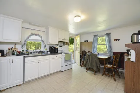 11 Kim Avenue Londonderry NH 03053