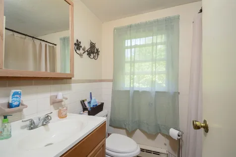 11 Kim Avenue Londonderry NH 03053