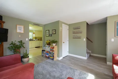 11 Kim Avenue Londonderry NH 03053