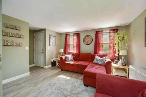 11 Kim Avenue Londonderry NH 03053