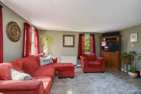 11 Kim Avenue Londonderry NH 03053