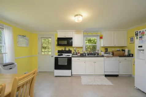 11 Kim Avenue Londonderry NH 03053