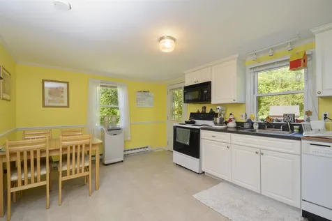 11 Kim Avenue Londonderry NH 03053