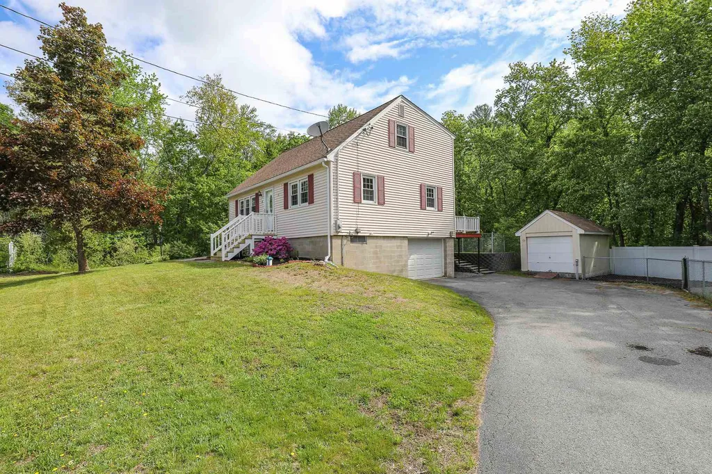 3 Daniel Drive Pelham NH 03076