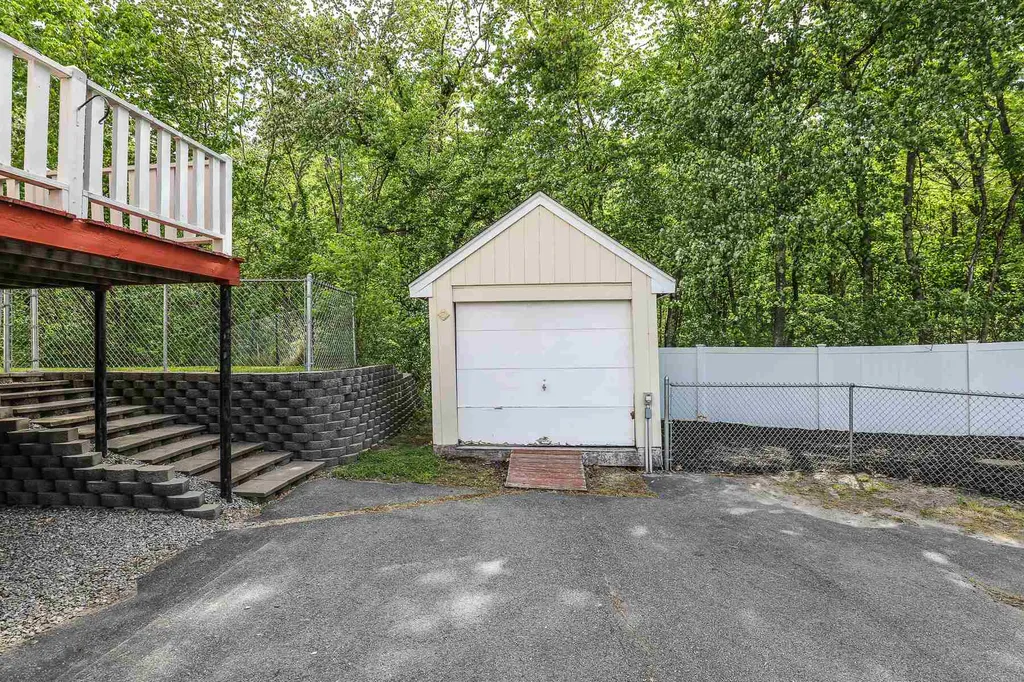 3 Daniel Drive Pelham NH 03076