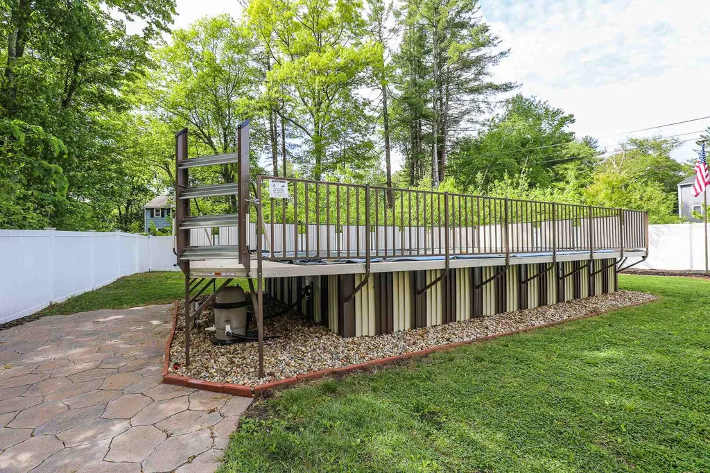 3 Daniel Drive Pelham NH 03076