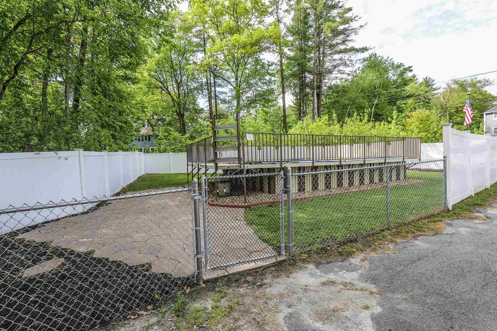 3 Daniel Drive Pelham NH 03076