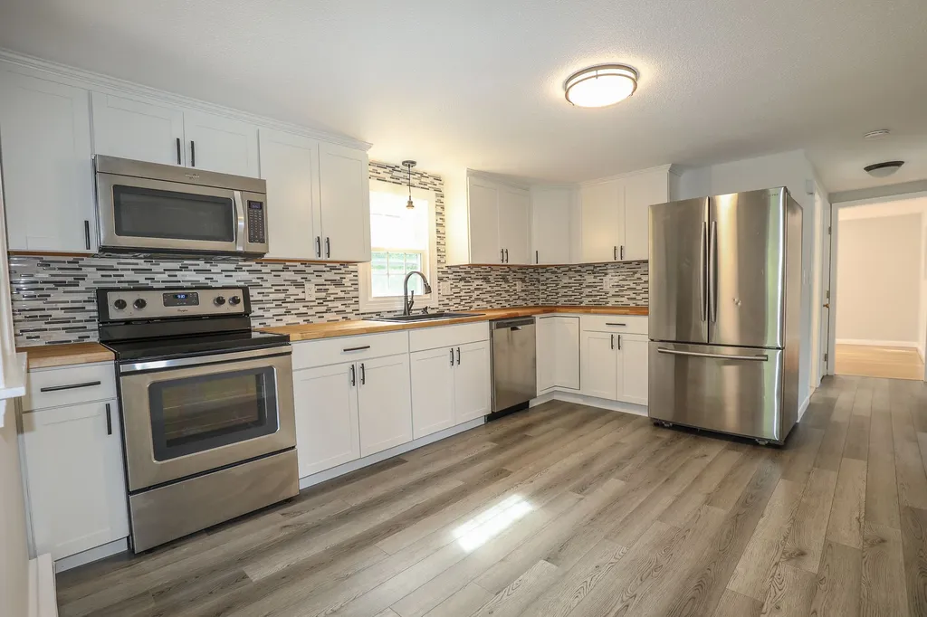 3 Daniel Drive Pelham NH 03076