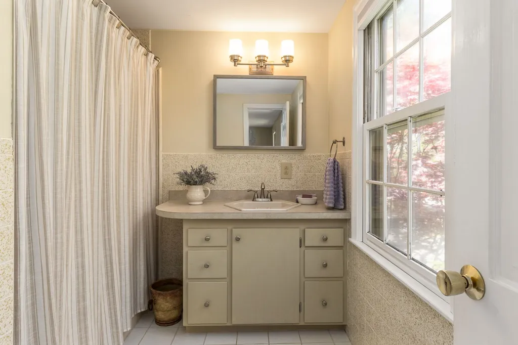 33 Raydon Road York ME 03909