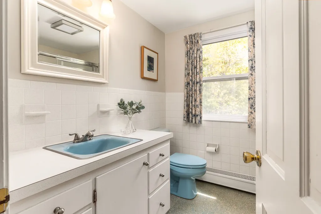 33 Raydon Road York ME 03909