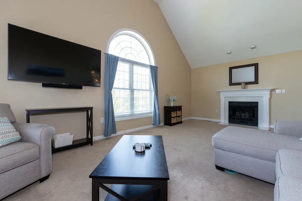 18 Bradford Circle Hudson NH 03051