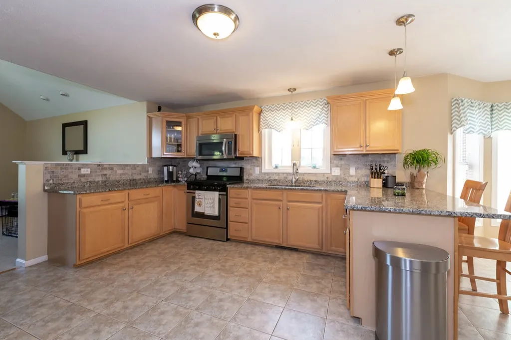 18 Bradford Circle Hudson NH 03051
