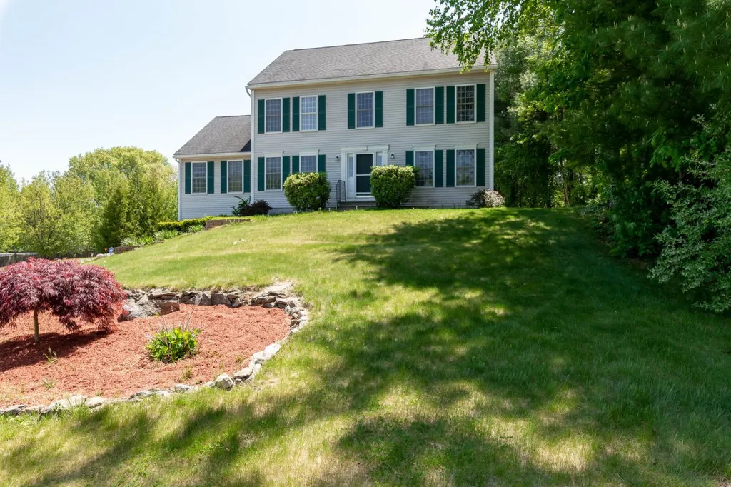 18 Bradford Circle Hudson NH 03051