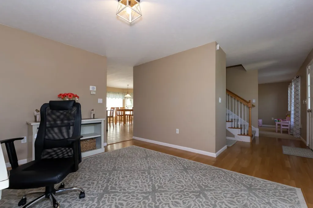 18 Bradford Circle Hudson NH 03051