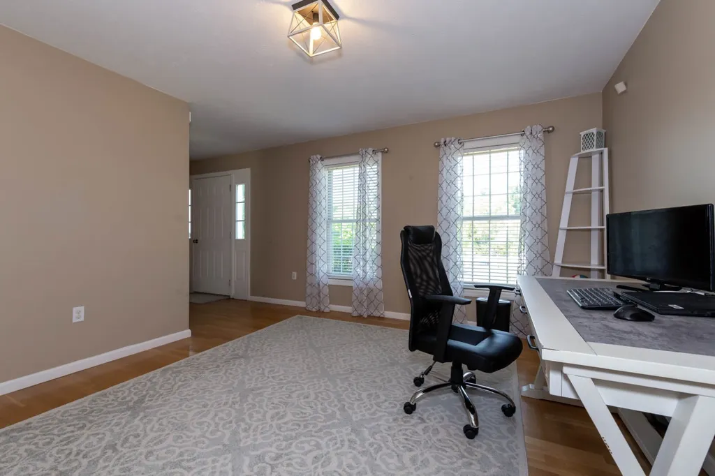 18 Bradford Circle Hudson NH 03051