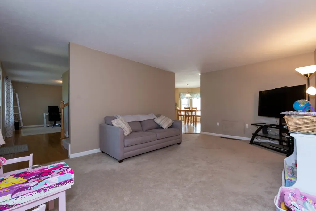 18 Bradford Circle Hudson NH 03051