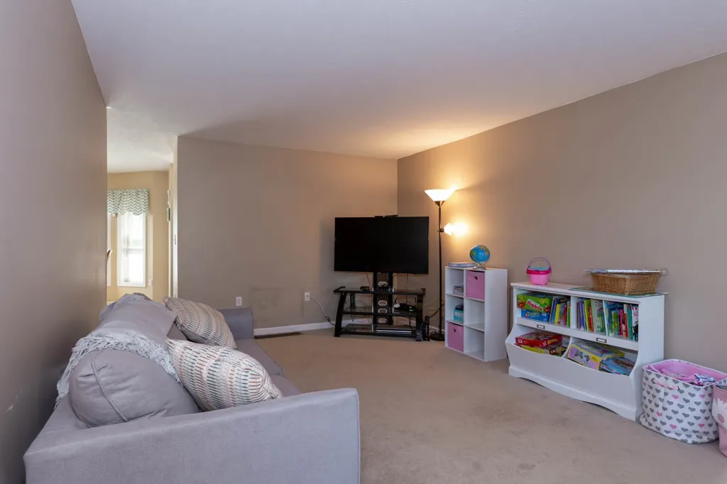 18 Bradford Circle Hudson NH 03051