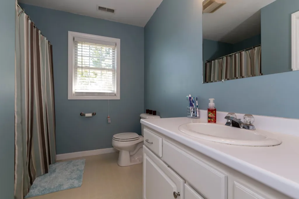 18 Bradford Circle Hudson NH 03051