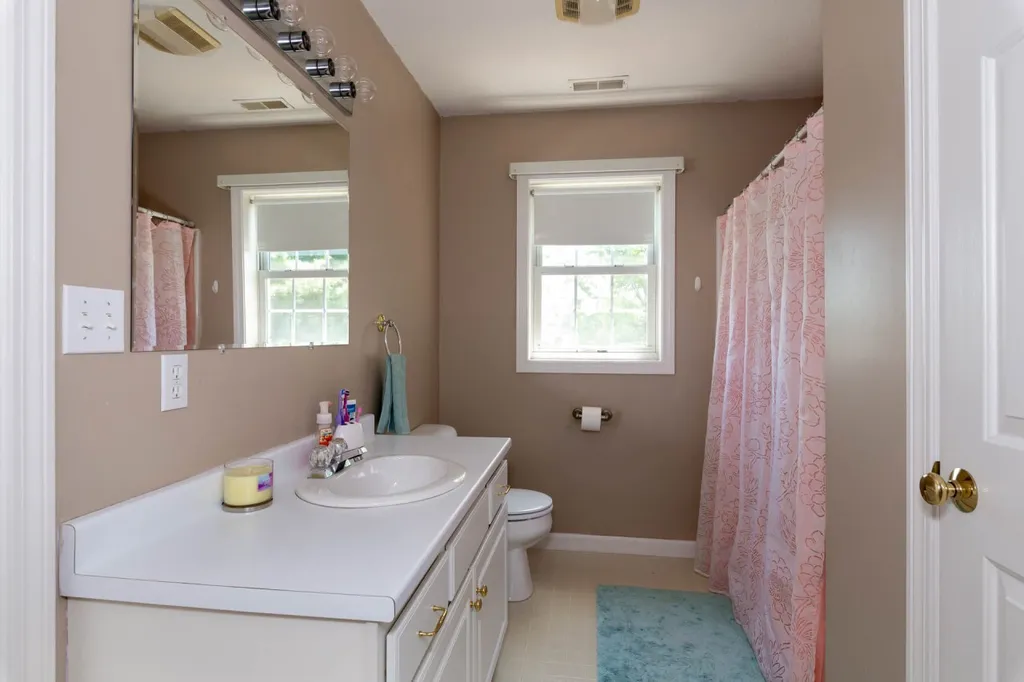 18 Bradford Circle Hudson NH 03051