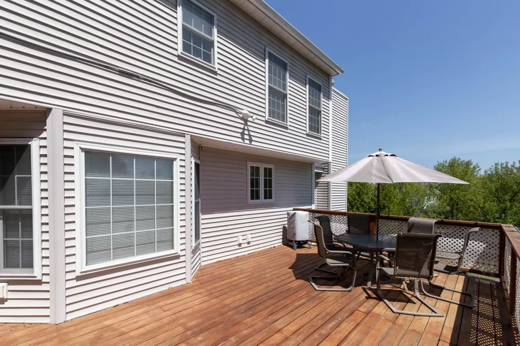 18 Bradford Circle Hudson NH 03051