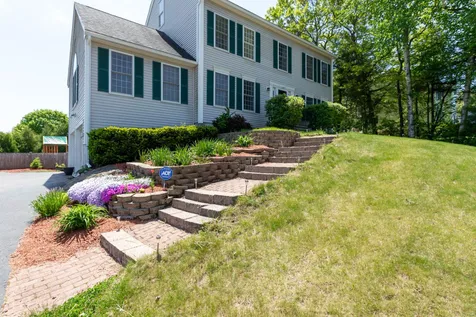 18 Bradford Circle Hudson NH 03051