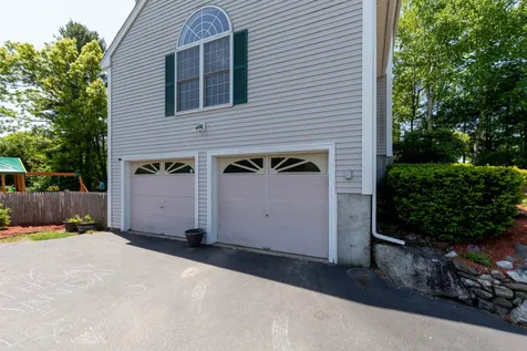 18 Bradford Circle Hudson NH 03051