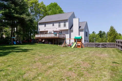 18 Bradford Circle Hudson NH 03051