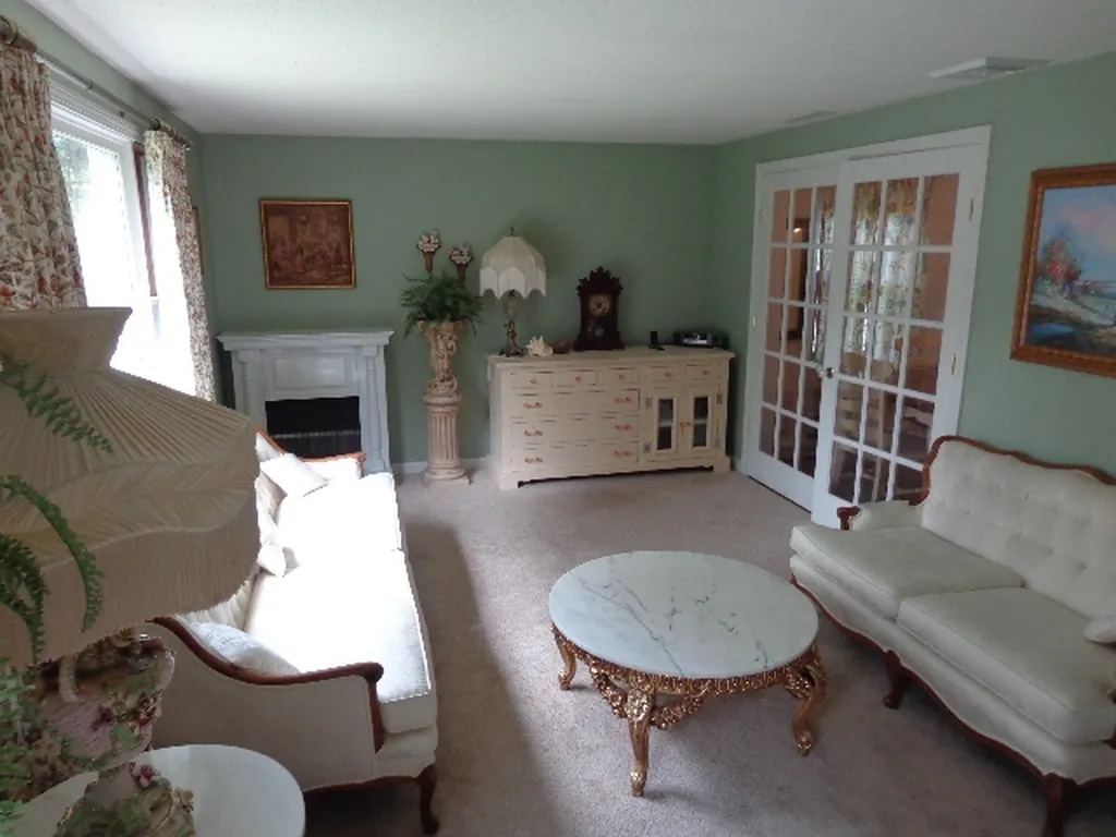 8 Erie Circle Nashua NH 03062