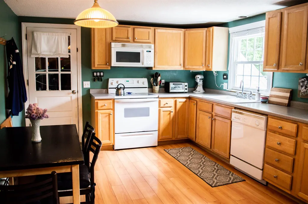 17 Mountain View Drive Peterborough NH 03458