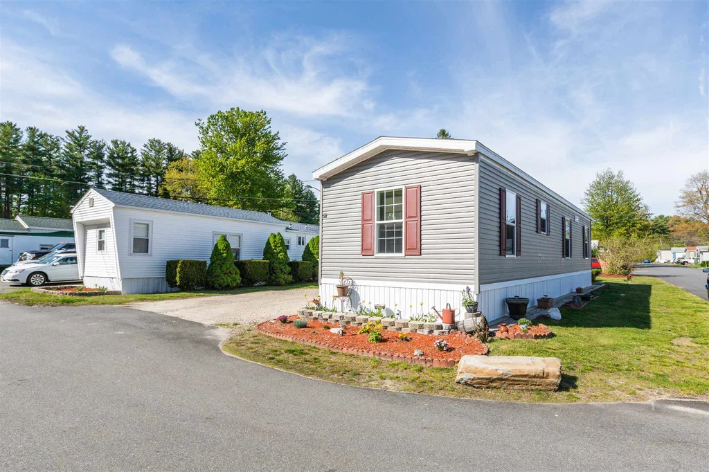 27 Barksdale Avenue Londonderry NH 03053