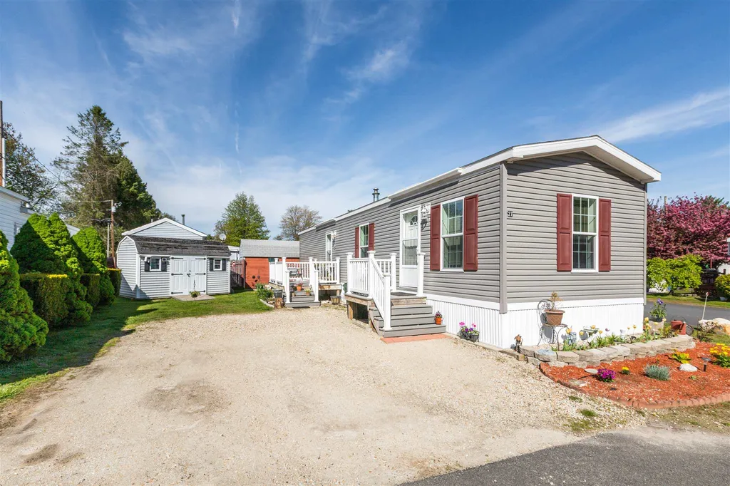 27 Barksdale Avenue Londonderry NH 03053