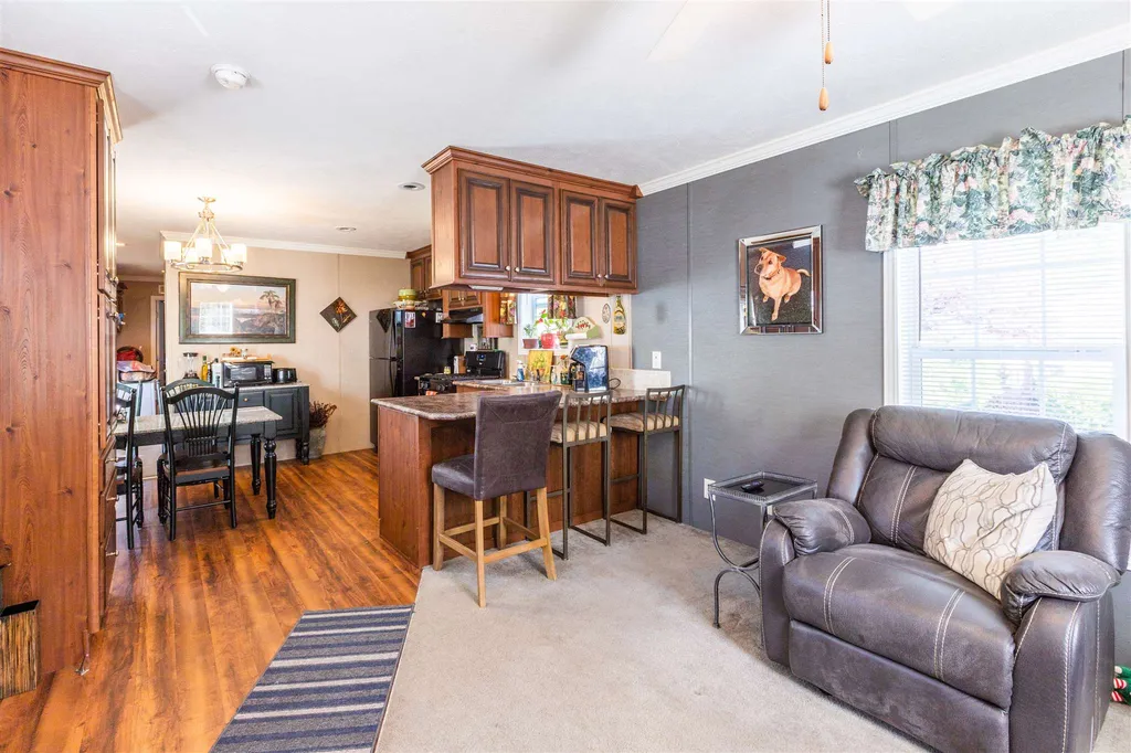 27 Barksdale Avenue Londonderry NH 03053