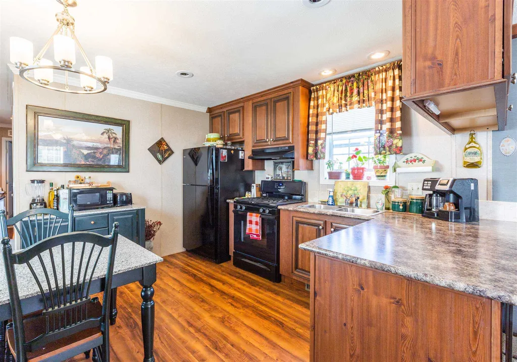 27 Barksdale Avenue Londonderry NH 03053