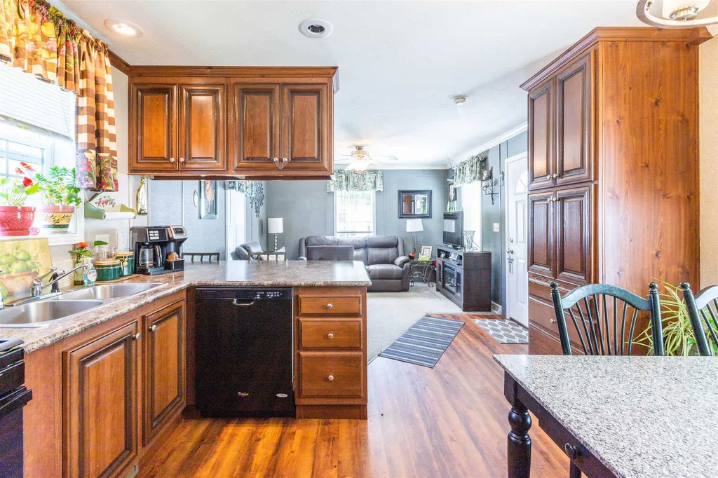 27 Barksdale Avenue Londonderry NH 03053