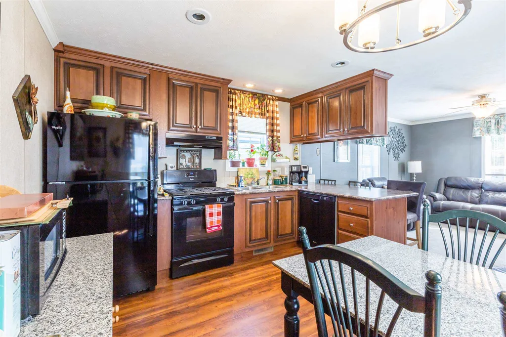 27 Barksdale Avenue Londonderry NH 03053