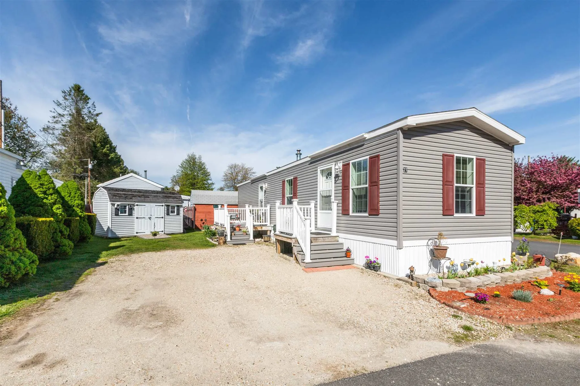 27 Barksdale Avenue Londonderry NH 03053