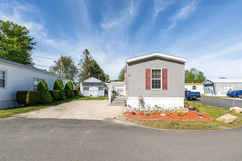 27 Barksdale Avenue Londonderry NH 03053