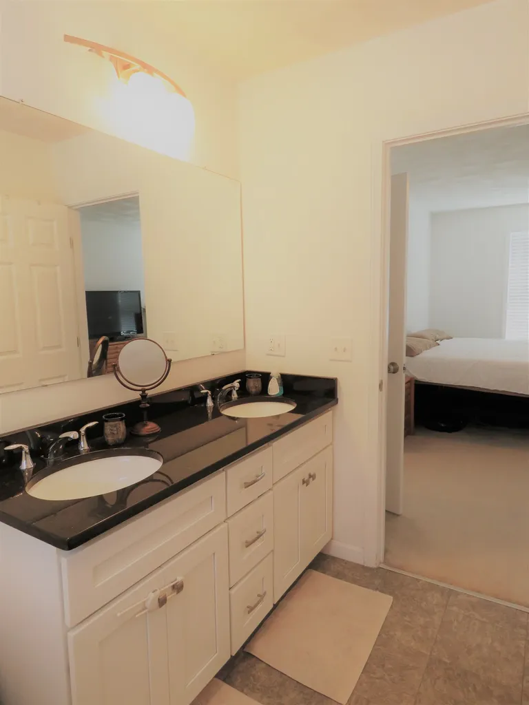 12 Sarah Way Newton NH 03858