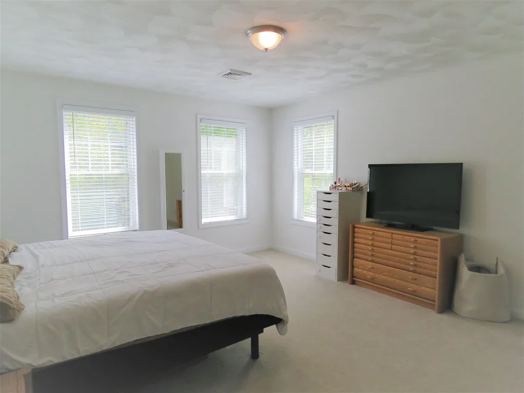 12 Sarah Way Newton NH 03858