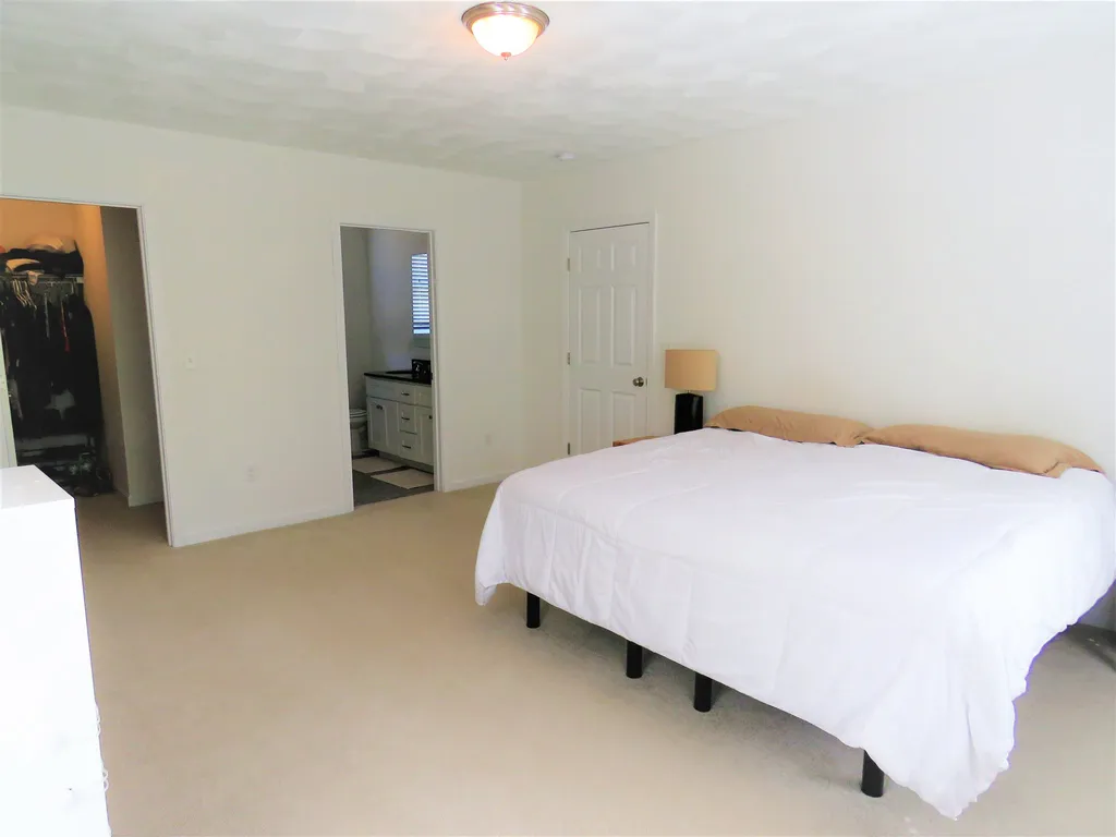 12 Sarah Way Newton NH 03858