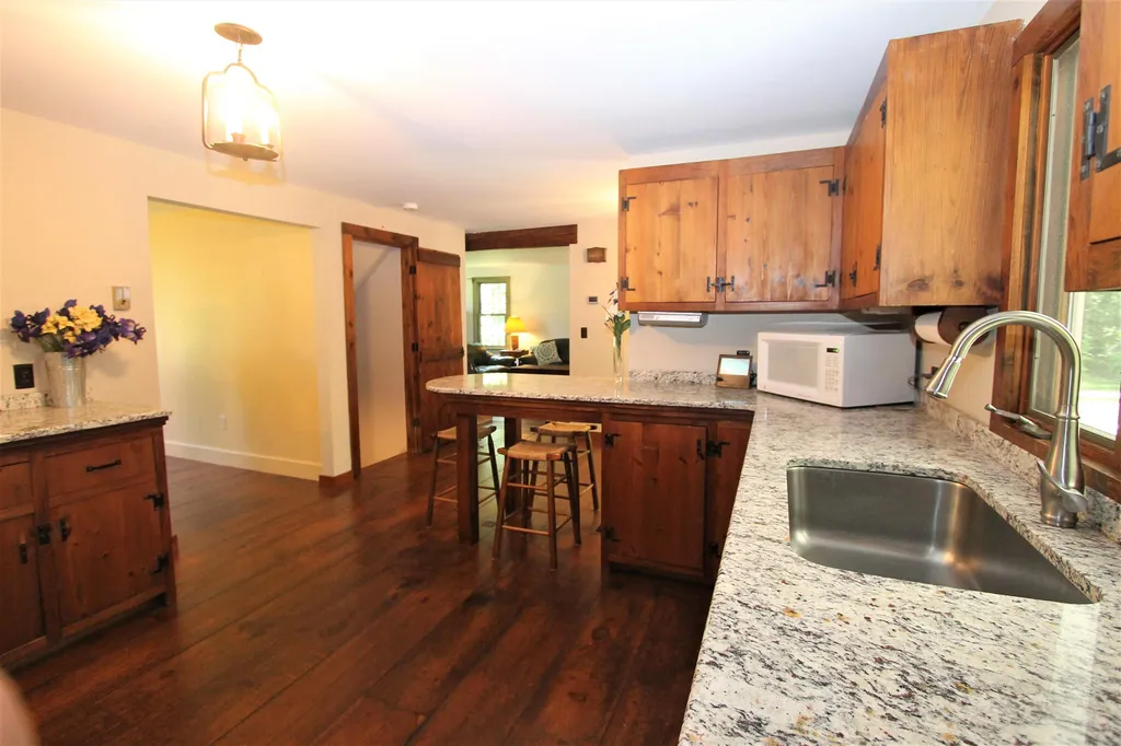 88 North Road Kingston NH 03848