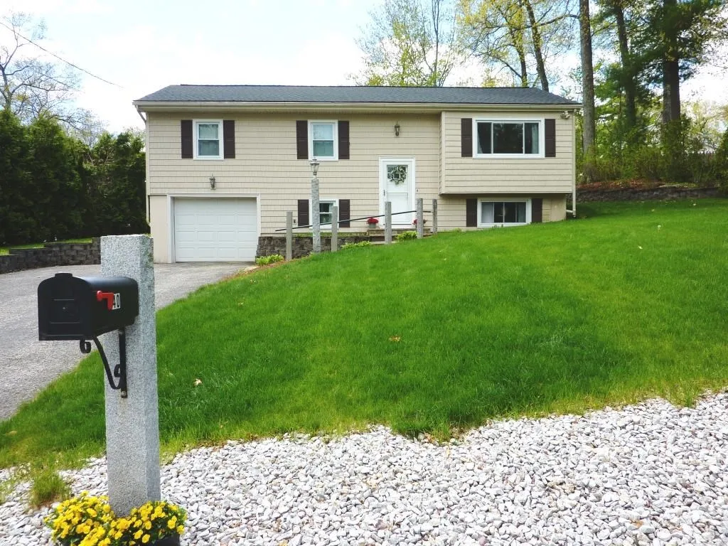 40 Catalina Lane Nashua NH 03064