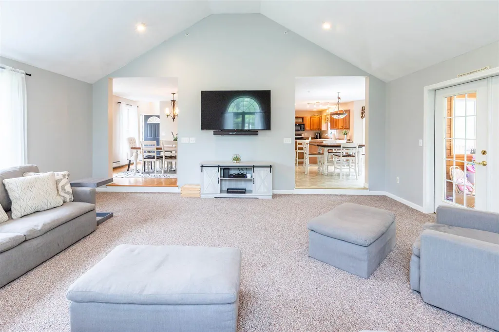 16 Hills Road Hooksett NH 03106