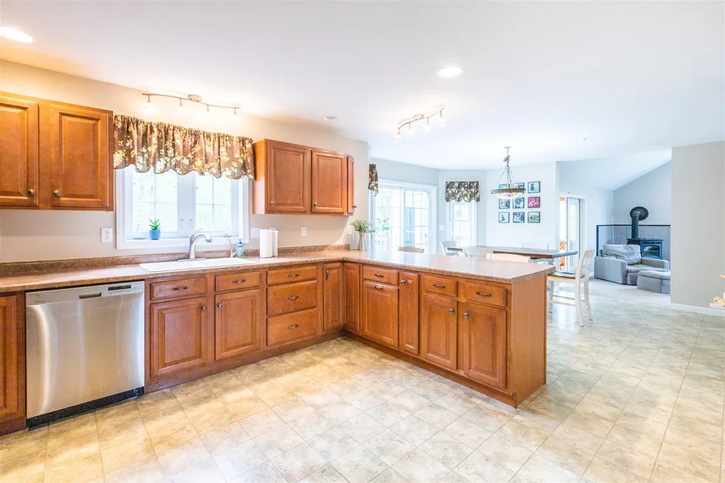 16 Hills Road Hooksett NH 03106