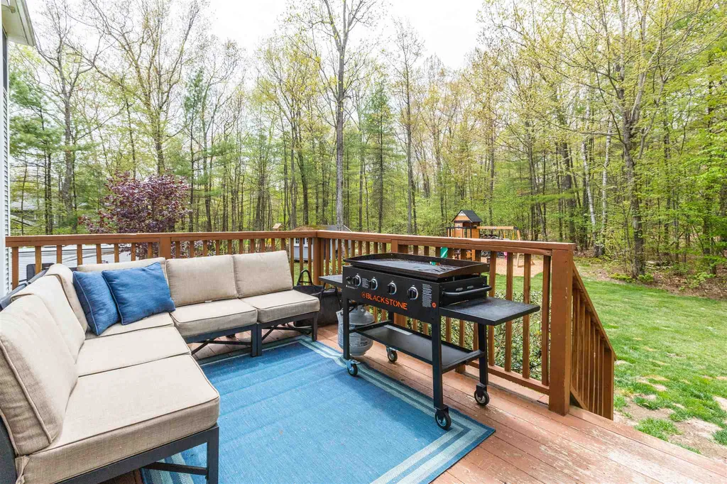 16 Hills Road Hooksett NH 03106