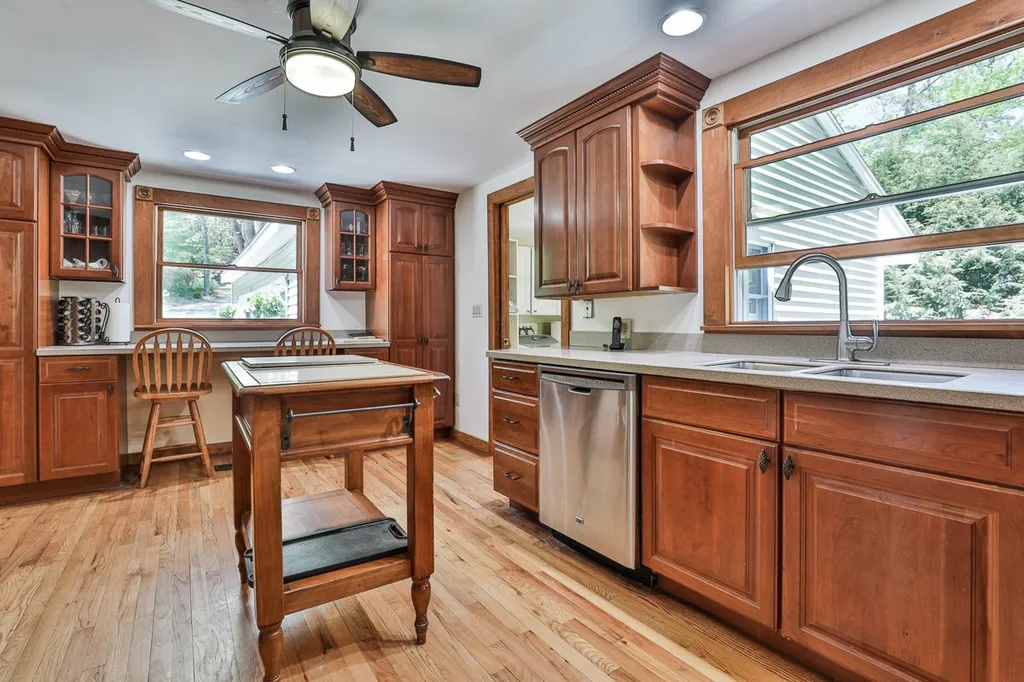 23 Beechwood Road Hudson NH 03051